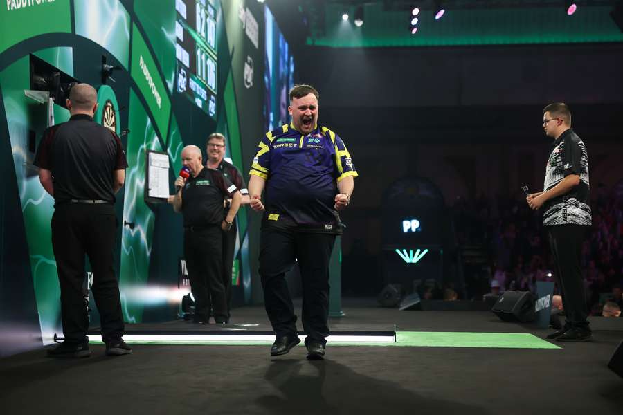 Luke Littler holte mit 18 Jahren bereits seinen zweiten WM-Titel.