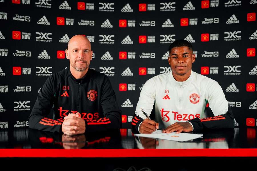 Erik ten Hag e Marcus Rashford na assinatura da renovação