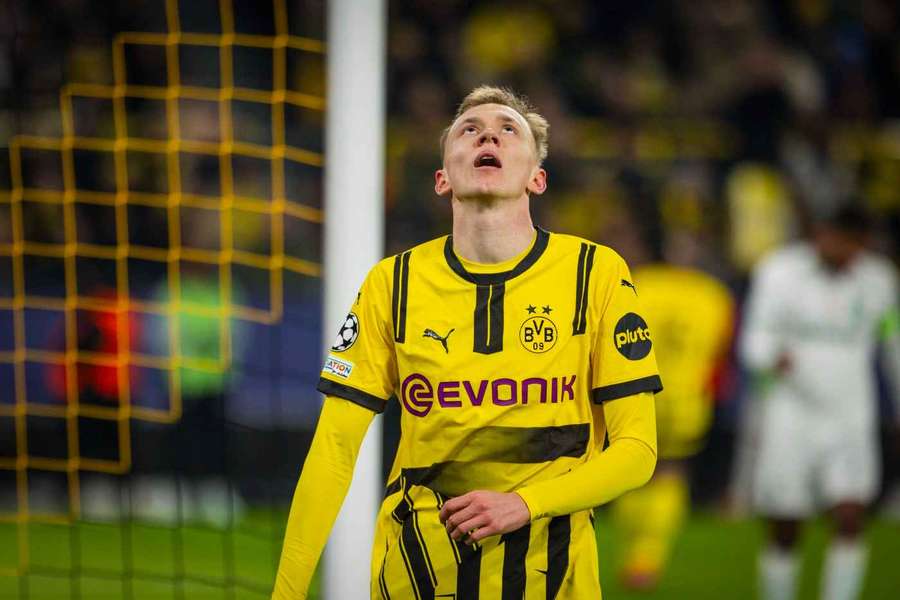 Dortmunds Beier ärgert sich über eine vergebene Torchance Dortmunds Beier ärgert sich über eine vergebene Torchance