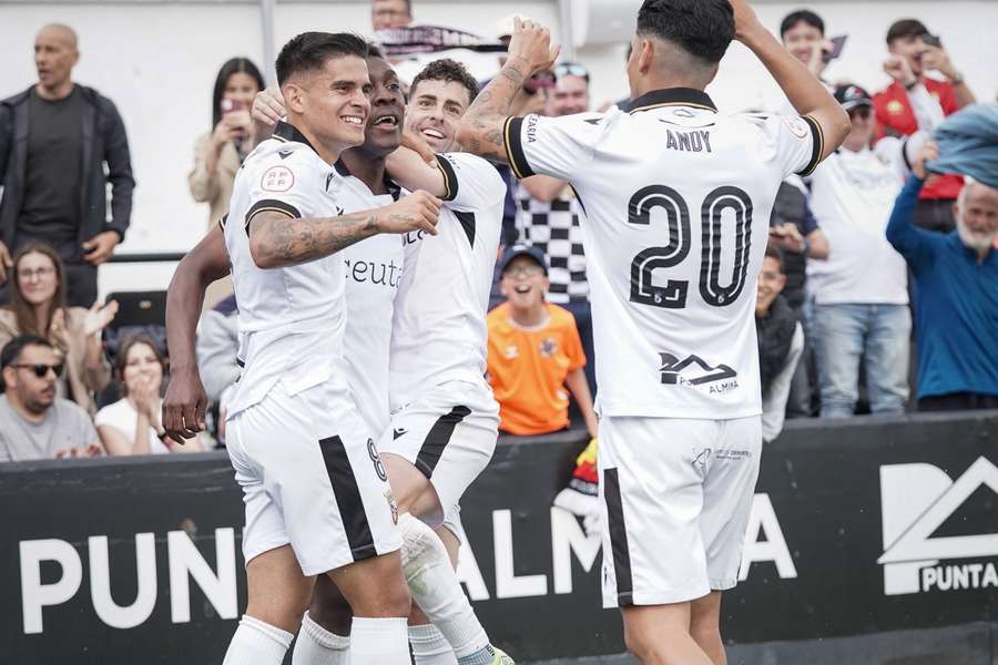 Los jugadores del Ceuta celebran el gol que les dio la victoria ante el Mérida
