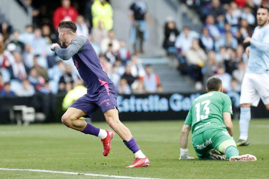 Roberto celebrando uno de sus goles