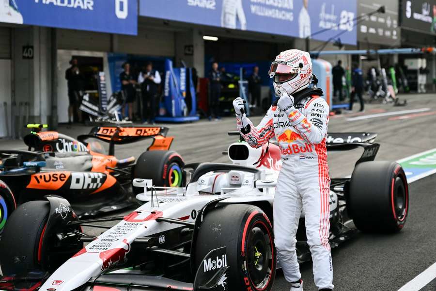 Verstappen cieszący się z pole position w Japonii