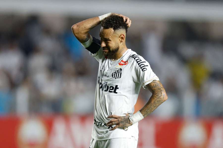 Neymar se frustra com desempenho do Santos Neymar se frustra com desempenho do Santos