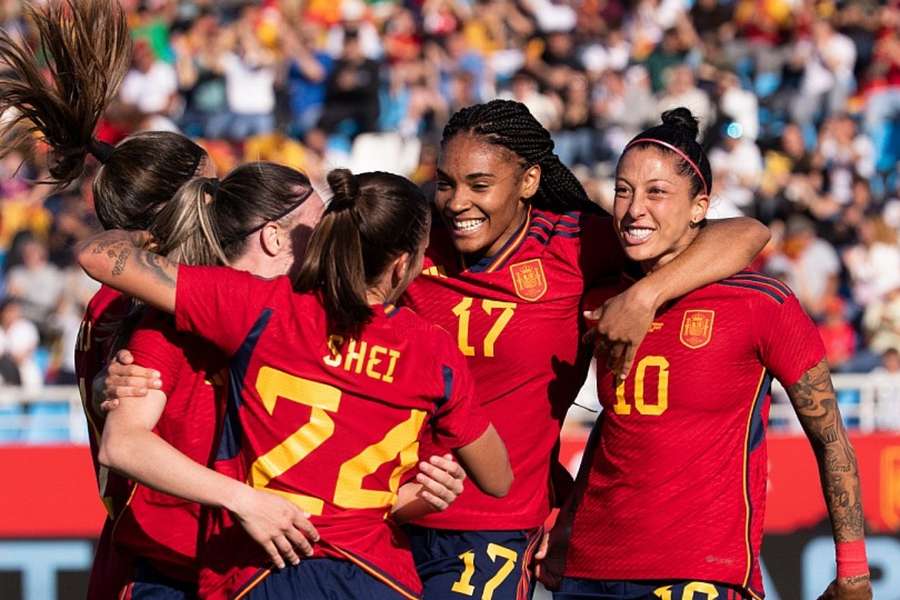 Las jugadoras españolas celebran uno de los goles del partido.