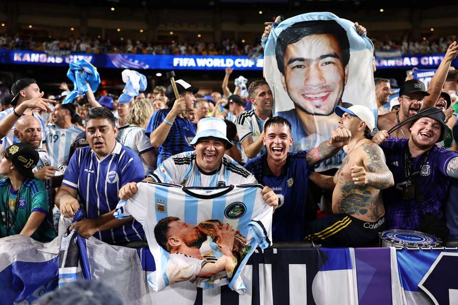 La afición argentina celebra la victoria La afición argentina celebra la victoria
