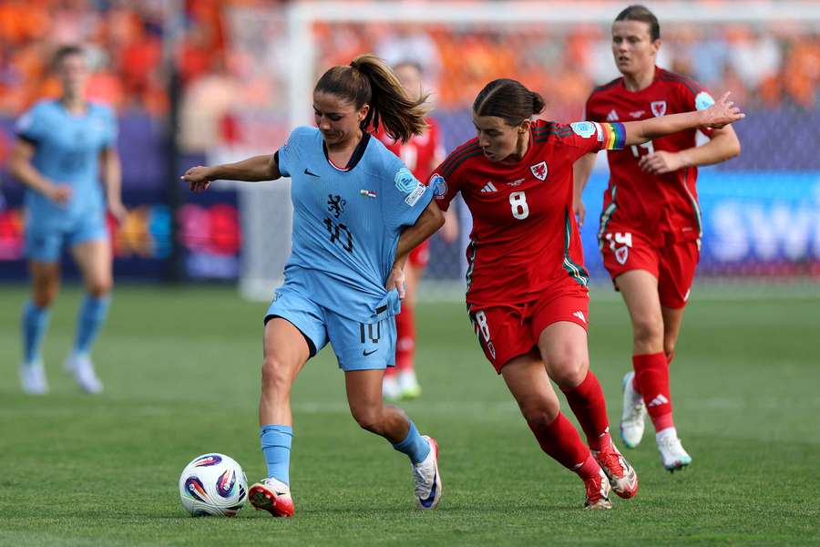 Angharad James, à droite, lors du premier match de poule contre les Pays-Bas Angharad James, à droite, lors du premier match de poule contre les Pays-Bas