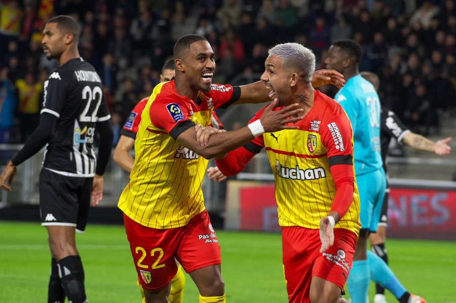 Lens enfonce Angers et garde le rythme (1-2)