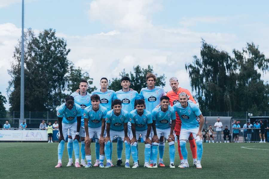 Ionuț Radu, con el equipo titular del Celta