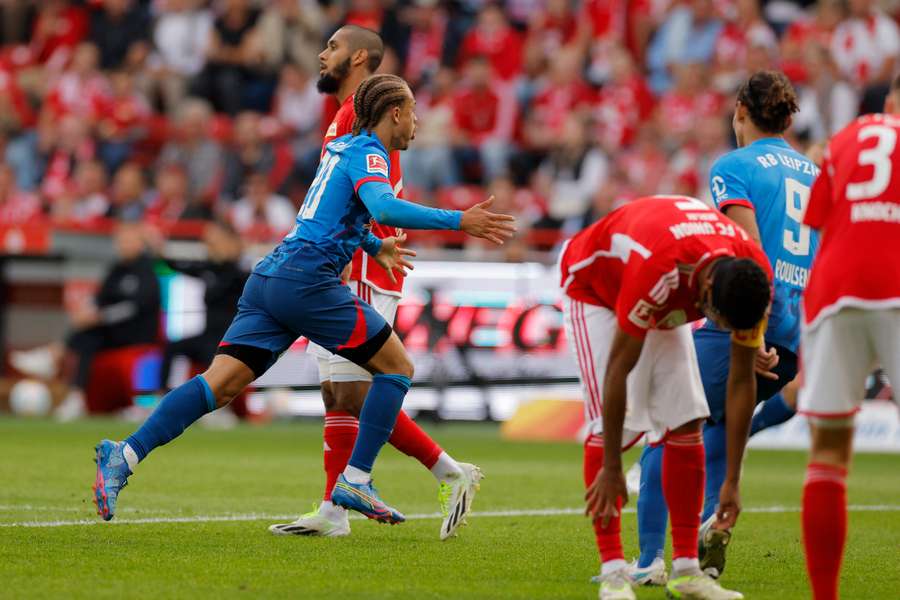 Xavi Simons marcou um golo pelo Leipzig e deu outra assistência