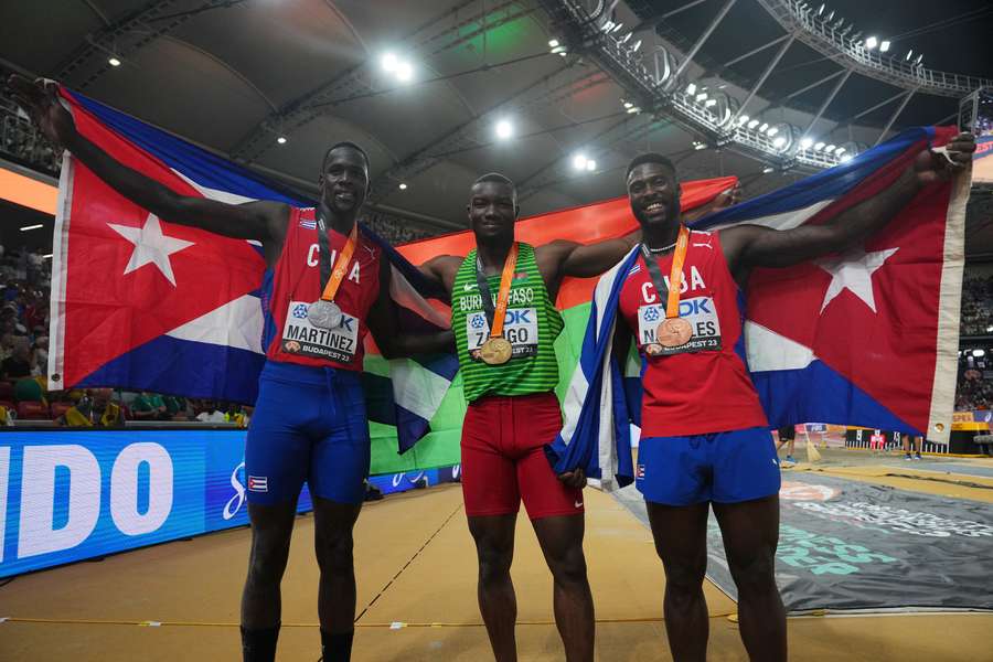 Hugues Fabrice Zango festeja a conquista do ouro ao lado do medalhista de prata, Lazaro Martinez, de Cuba, e do medalhista de bronze, Cristian Napoles