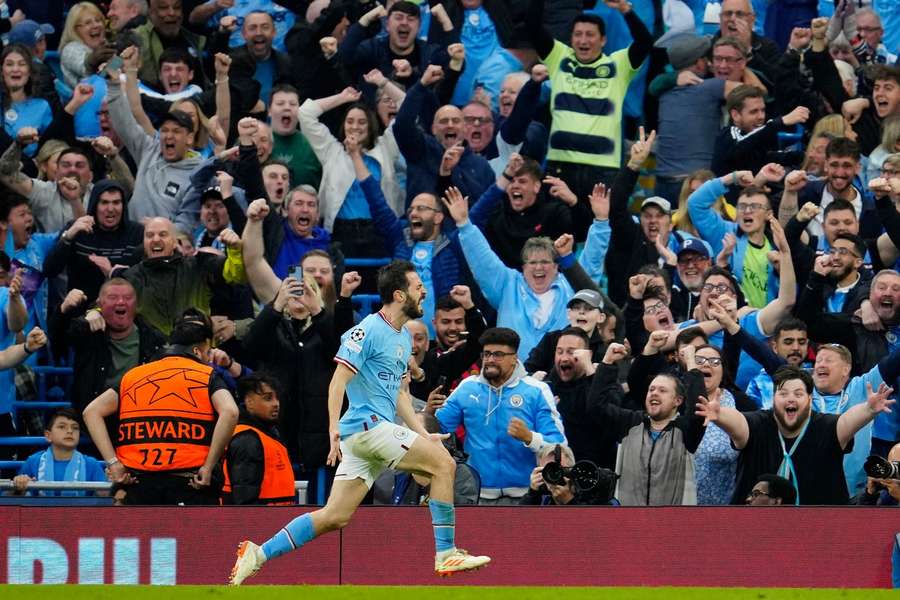 Bernardo Silva viert zijn treffer met de thuisfans