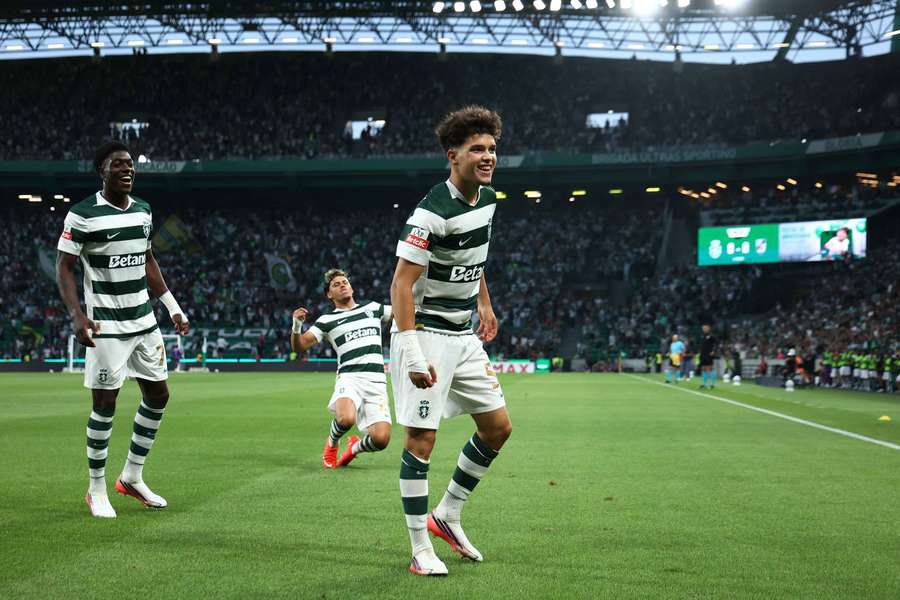 Flávio Gonçalves festeja o primeiro golo do Sporting diante do Vitória SC Flávio Gonçalves festeja o primeiro golo do Sporting diante do Vitória SC