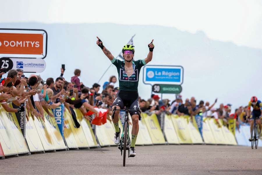 Primoz Roglic komt als eerste over de finish op Le Collet d'Allevard