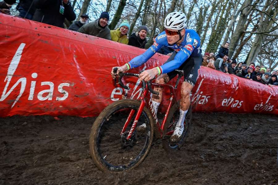 Van der Poel sætter Van Aert til vægs og henter tredje World Cup sejr