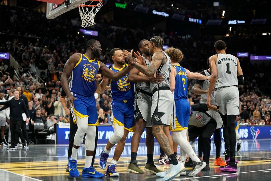 Spurs roztrwonili przewagę w samej końcówce i przegrali z Warrios. Sochan zagrał 13 minut