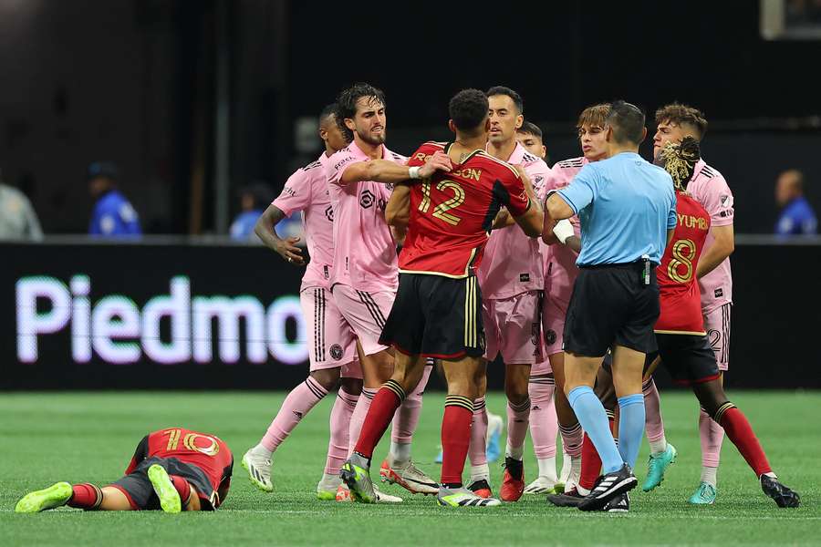 Sergio Busquets (5) en Miles Robinson (12) krijgen het aan de stok met elkaar