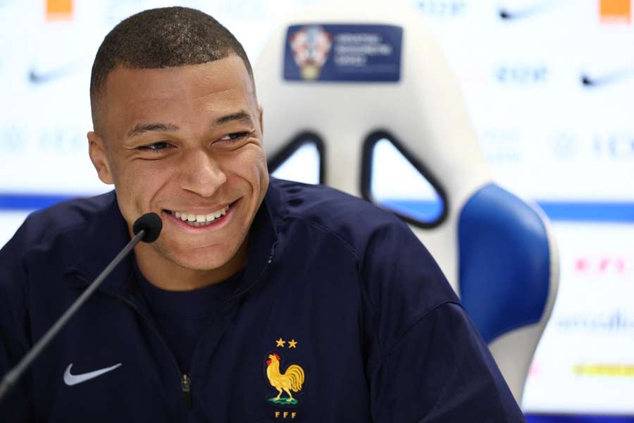 Francezul Kylian Mbappe zâmbește în timp ce susține o conferință de presă pe stadionul Poljud din Split