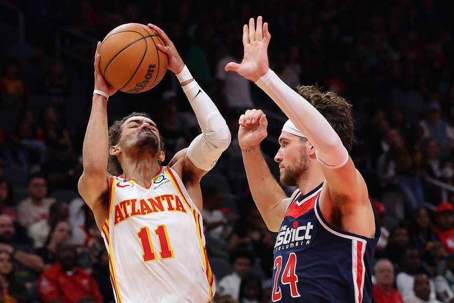 Trae Young von den Atlanta Hawks (hier gegen Corey Kispert von den Wizards) war der überragende Mann des Spiels.