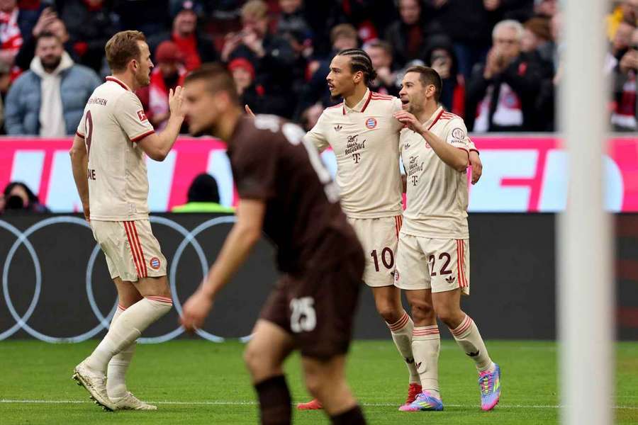 Harry Kane, Leroy Sane y Raphael Guerreiro, del Bayern de Múnich, celebran el gol.