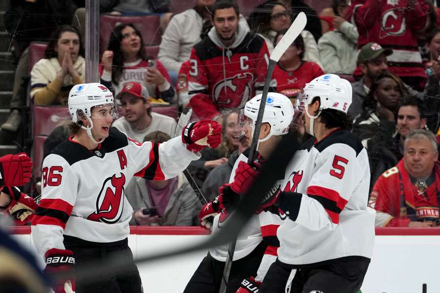 Devils ukončili víťazné ťaženie obhajcu trofeje, Tatar natiahol sériu bez bodu