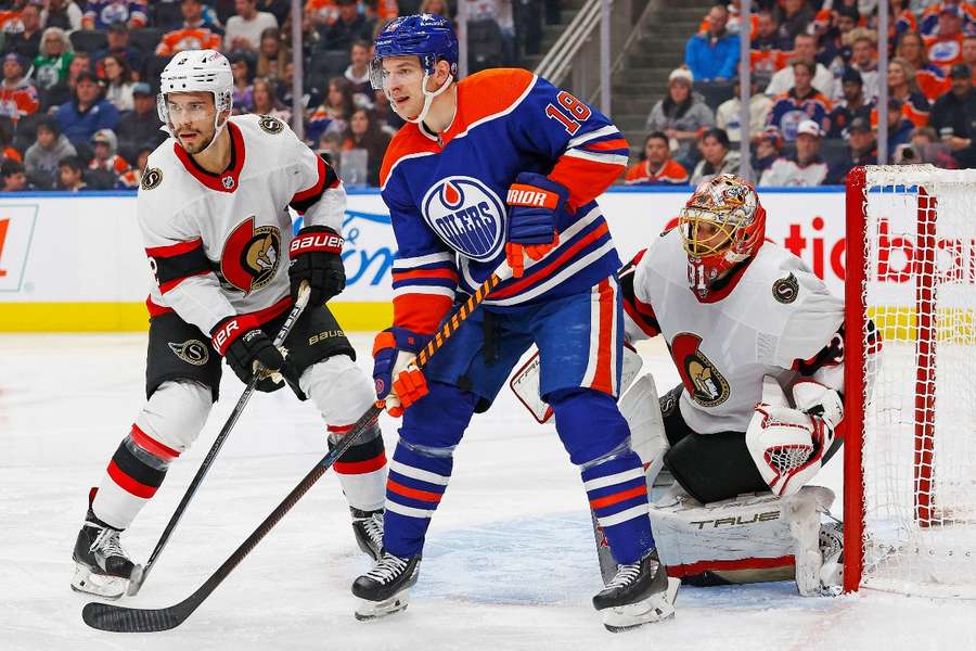 Edmonton Oilers forward Zach Hyman tries to screen Ottawa Senators goaltender Anton Forsberg during the third period