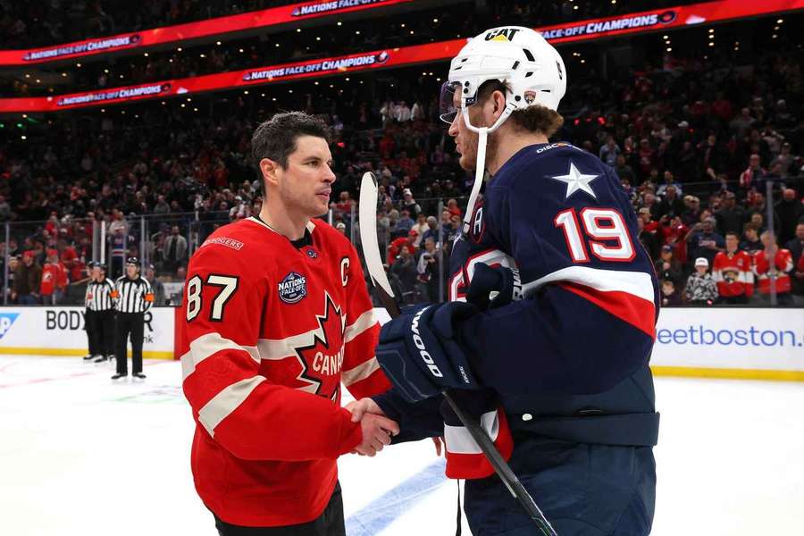 Sidney Crosby s Matthewem Tkachukem během Turnaje čtyř zemí. Sidney Crosby s Matthewem Tkachukem během Turnaje čtyř zemí.