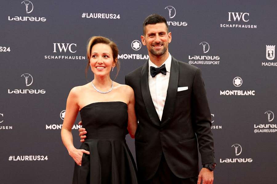Novak Djokovic e a mulher Jelena chegam antes da cerimónia de entrega dos prémios em Madrid