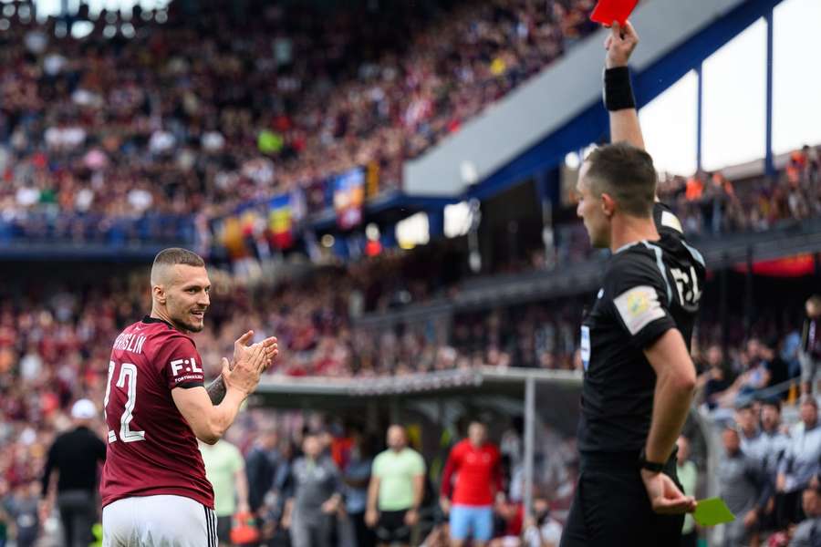 Dalibor Černý udílí v loňském derby červenou kartu sparťanu Lukáši Haraslínovi.