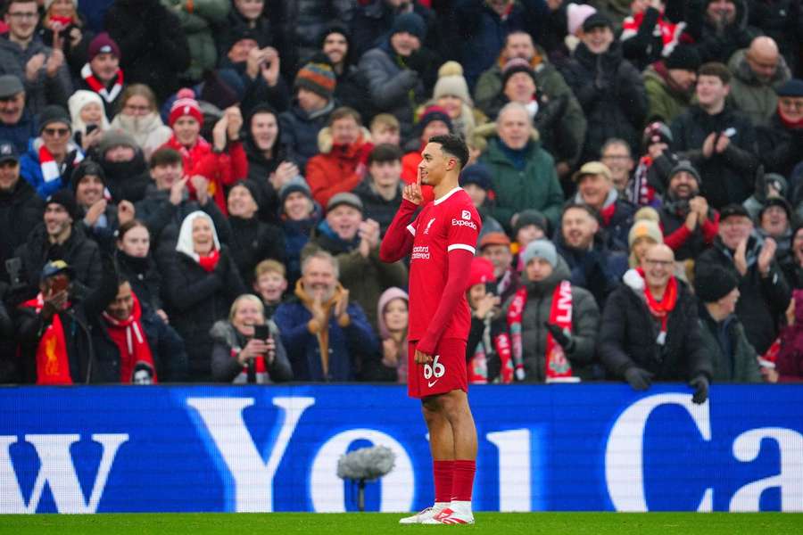 Trent Alexander Arnold celebrează marcarea primului gol