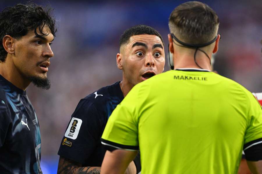Miguel Almirón reagisce alla decisione dell'arbitro Danny Makkelie Miguel Almirón reagisce alla decisione dell'arbitro Danny Makkelie