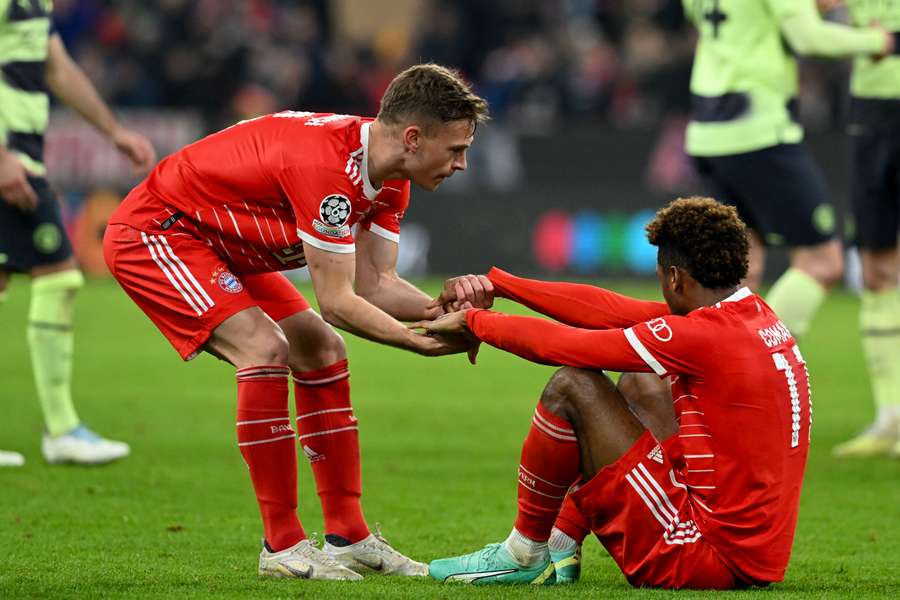 Torschütze Kimmich (li.) hilft Kingsley Coman (re.) auf die Beine