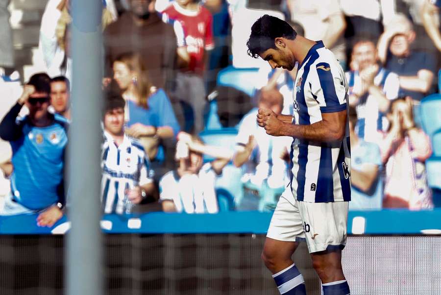 Gonçalo Guedes fez o terceiro golo da Real Sociedad Gonçalo Guedes fez o terceiro golo da Real Sociedad