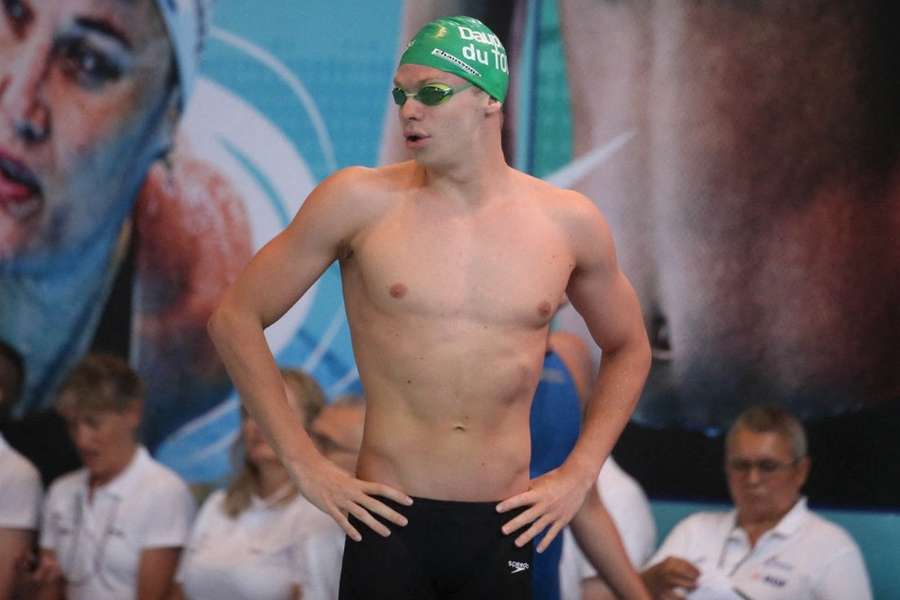 Léon Marchand avec le bonnet des Dauphins du TOEC.