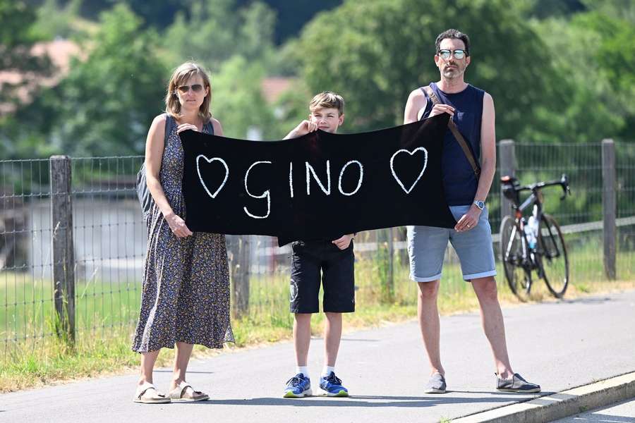 Fans met een banner voor Gino Mäder