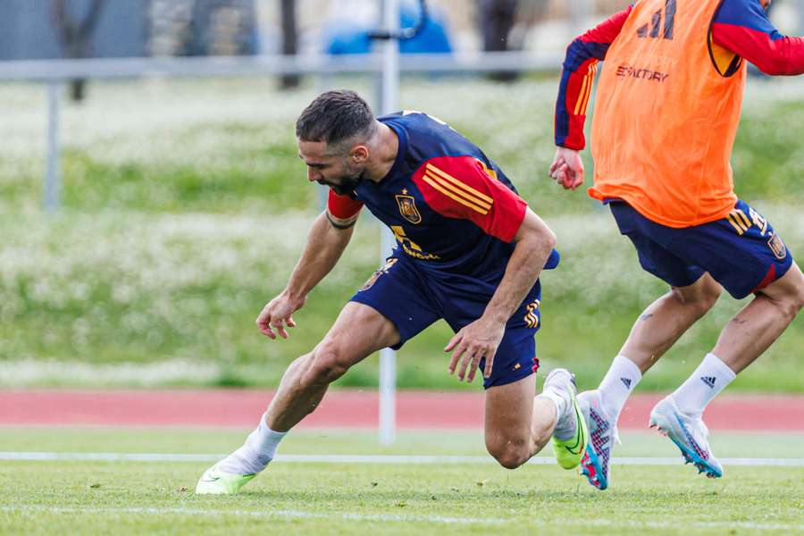 Carvajal durante uma sessão de treino com a Espanha.
