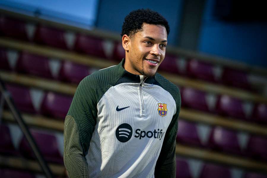 Vitor Roque, sonriente en su primer entrenamiento con el Barcelona