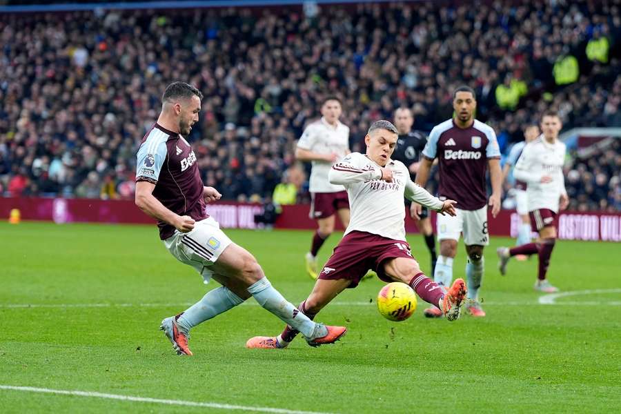 John McGinn contro Trossard, autore del gol dell'Arsenal John McGinn contro Trossard, autore del gol dell'Arsenal