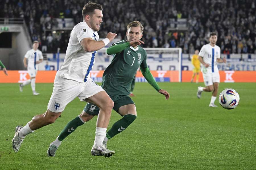 Napastnik reprezentacji Finlandii Benjamin Kallman (z lewej) i napastnik reprezentacji Litwy Artur Dolznikov.