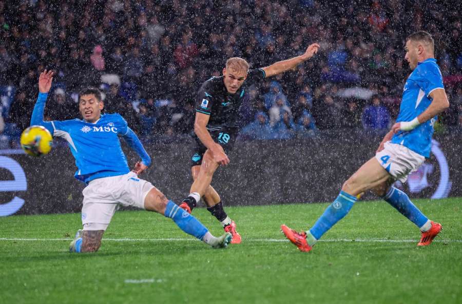 Isaksen, antes de marcar el gol que dio la victoria a la Lazio ante el Nápoles
