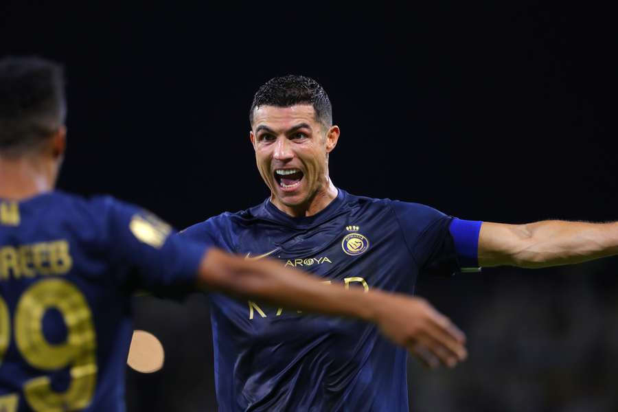 Cristiano Ronaldo viert zijn goal met Abdulrahman Ghareeb