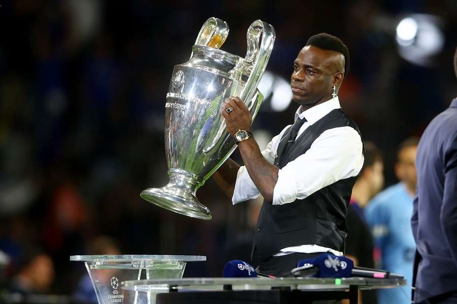 Mario Balotelli met de Champions League-beker