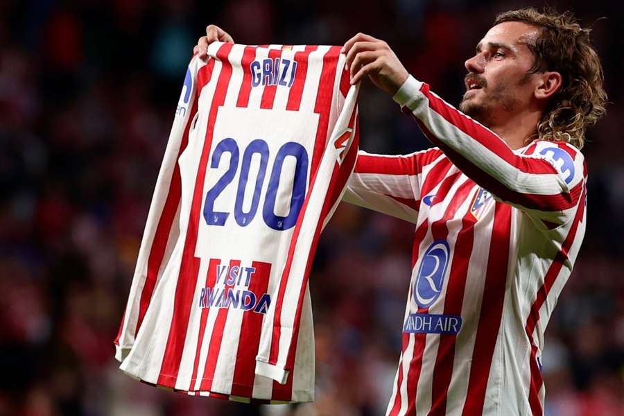 Antoine Griezmann, con la camiseta que conmemora sus 200 goles de rojiblanco