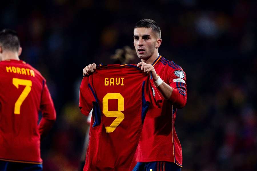 Ferran Torres celebra su gol ante Georgia con la camiseta de Gavi