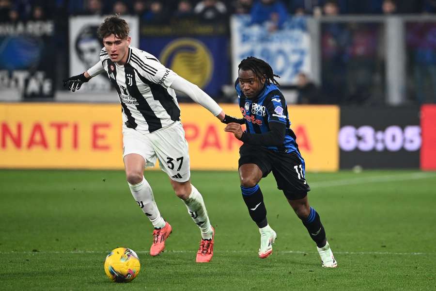 Nicolo Savona, defensa del Juventus, lucha por el balón con Ademola Lookman, del Atalanta.