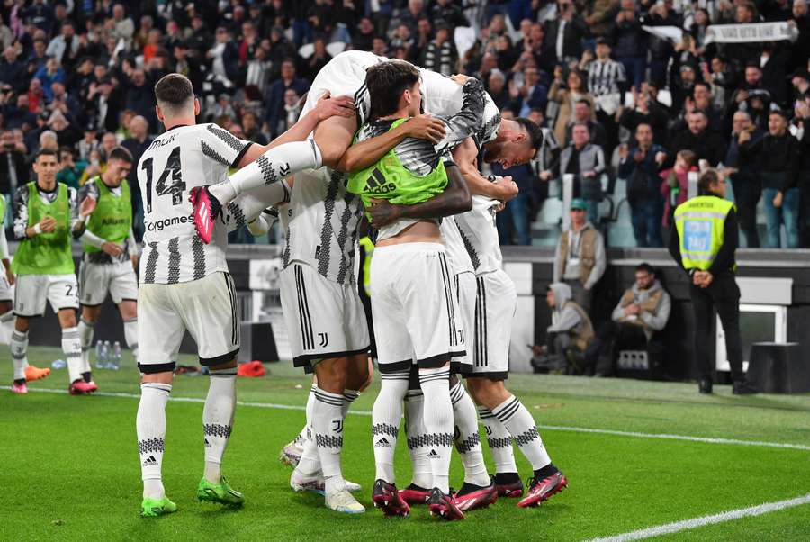 The Juve players celebrate their goal
