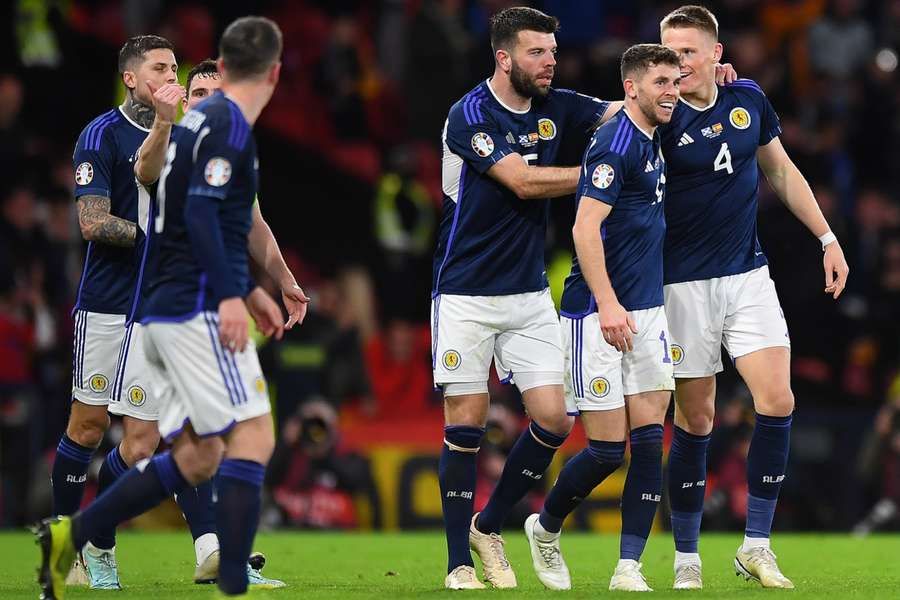 Schotland boekt sensationele zege tegen Spanje op een uitzinnig Hampden Park