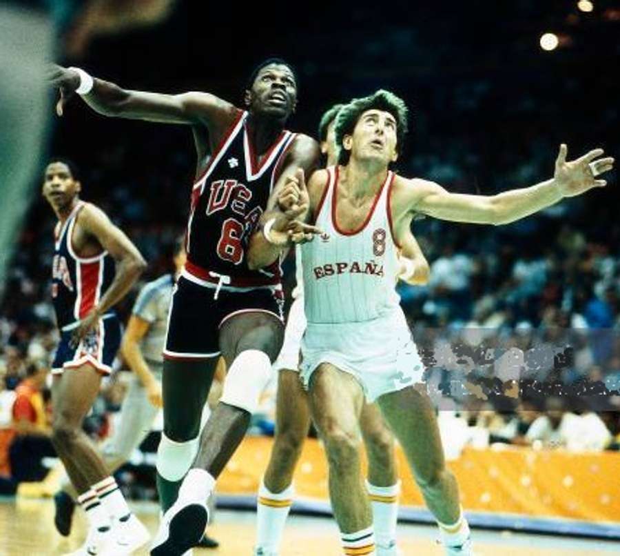 Andrés Jiménez, ante Patrick Ewing en la final de Los Ángeles 1984