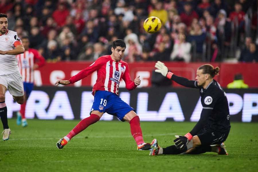 Morata fermato da Nyland durante la gara contro il Siviglia