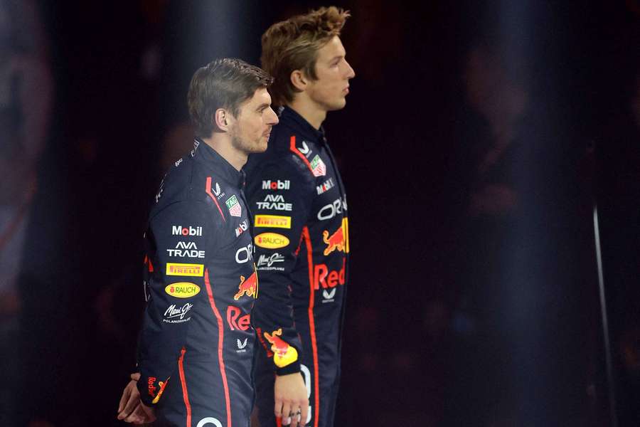 Lawson (centru) a fost abandonat de Red Bull după doar două curse