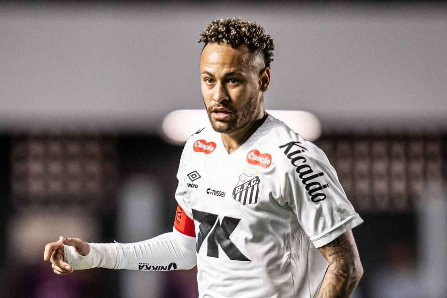 Neymar marcou um gol, mas cometeu pênalti contra o Mirassol